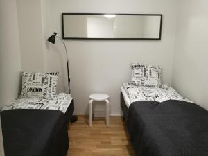 duas camas num quarto com um espelho na parede em StarHomes Double lux 8 em Oulu