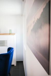 Televízia a/alebo spoločenská miestnosť v ubytovaní Balkon Apartmanház Panzió