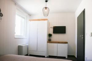 Televízia a/alebo spoločenská miestnosť v ubytovaní Balkon Apartmanház Panzió