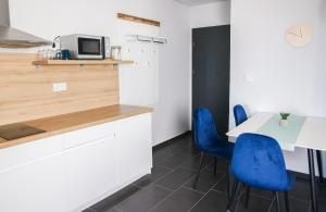 Kuchyňa alebo kuchynka v ubytovaní Balkon Apartmanház Panzió