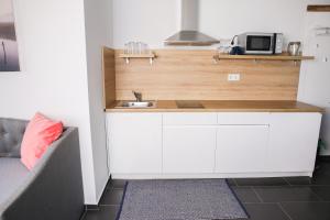 Kuchyňa alebo kuchynka v ubytovaní Balkon Apartmanház Panzió