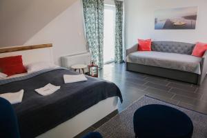 Posteľ alebo postele v izbe v ubytovaní Balkon Apartmanház Panzió
