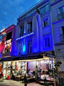 イスタンブールにあるホテル ブロークン カラムの青紫の灯りを持つ建物