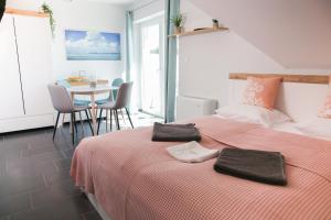 Posteľ alebo postele v izbe v ubytovaní Balkon Apartmanház Panzió + 37 fotografií