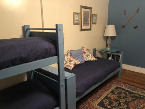 a bedroom with two bunk beds and a lamp at Snowchasers Lodge in Lincoln