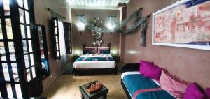 - une chambre avec deux lits et un canapé dans l'établissement RIAD DAR ASSALAMA Terrasse Vue Mer, à Essaouira