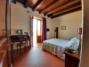 a bedroom with a bed and a desk and a computer at Portico Del Paradiso in Scala
