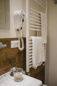 un teléfono blanco colgado en una pared en un baño en Hotel Augusta, en Bellaria-Igea Marina