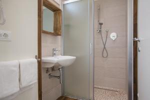 Un baño con lavabo y ducha en Hotel Augusta, en Bellaria-Igea Marina 36 fotos más