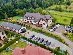 une vue aérienne sur une grande maison avec un parking dans l'établissement Villa Asturia, à Rymanów-Zdrój