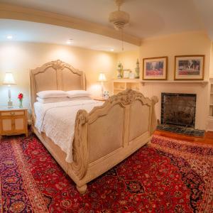 מיטה או מיטות בחדר ב-Justine Inn Savannah