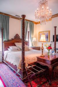 En eller flere senge i et værelse på Justine Inn Savannah
