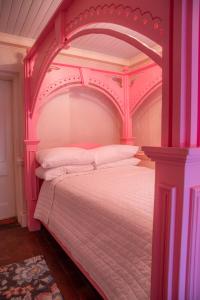 En eller flere senge i et værelse på Justine Inn Savannah