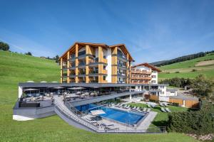 una vista aérea de un hotel con piscina en Hotel Edelweiss, en Maranza