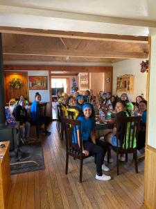 Golden Bear Inc في بيغ بير لاكي: مجموعة أطفال يجلسون على الطاولات في الغرفة