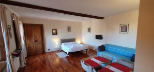 sypialnia z niebieską kanapą i łóżkiem w obiekcie Palatina apartment w Turynie