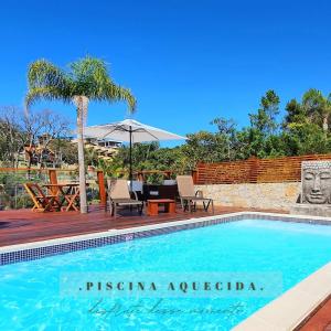 Villa con piscina en un complejo en Pousada Paraíso Gaia en Praia do Rosa