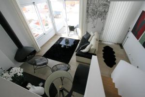 a living room with a couch and a table at Casa Ameixeira in Ferragudo