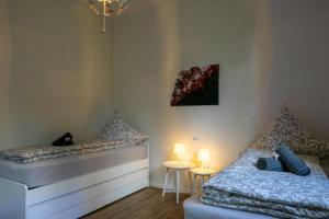 a bedroom with two beds and a table with two lamps at HausAltenkamp in Bad Zwischenahn