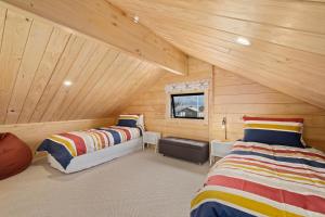 Tempat tidur dalam kamar di Lake Hawea Owl's Nest - Lake Hawea Holiday Home