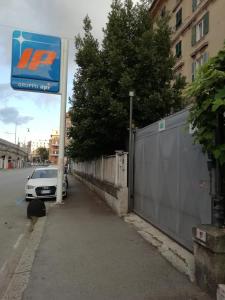 un coche aparcado en una calle al lado de una valla en Suite Tolemaide, en Génova