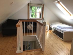 een kamer met een trap en een bed op een zolder bij Ferienhaus Fontane in Undeloh