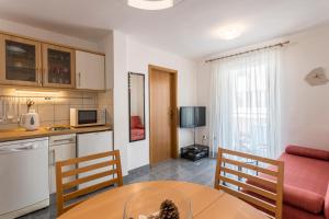 Cucina o angolo cottura di 5 min from beach and center of Bol