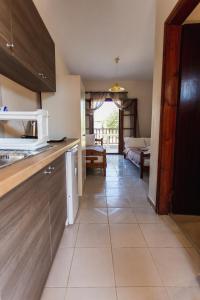 een keuken met een spoelbak en een magnetron bij House Nativa in Mola Kalyva