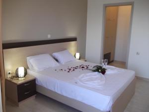 Posteľ alebo postele v izbe v ubytovaní Kritamos Beach Apartments