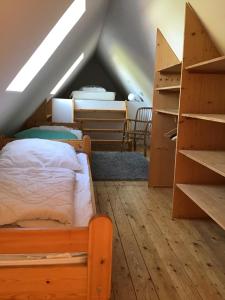 Zimmer mit Etagenbetten und Regalen im Dachgeschoss in der Unterkunft FeWo Spitzweg, Garlstorf - Lüneburger Heide in Garlstorf