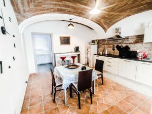 eine Küche mit Tisch und Stühlen in einem Zimmer in der Unterkunft CA MATILDE in Ivrea