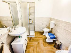 ein Badezimmer mit Waschbecken und Toilette in der Unterkunft CA MATILDE in Ivrea