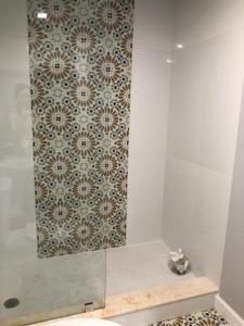 Bilik mandi di Private and Secluded Studio in Little Havana - 6V