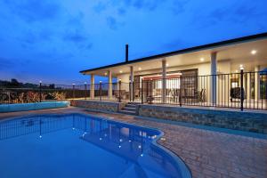 The swimming pool at or close to Mudgee Guesthouse