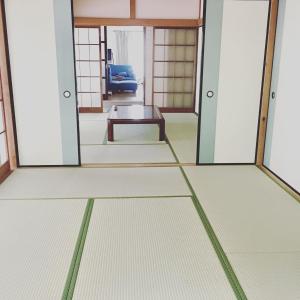 大島にあるホライゾンのドアとテーブルが備わる客室です。