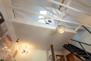 a room with a white ceiling and a window at Providencia Bed & Breakfast in Santiago