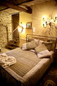 Bett in einem Zimmer mit einer Steinmauer in der Unterkunft Torre dei Sogni B&B in Sulmona