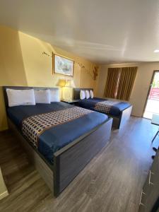 Habitación de hotel con 2 camas y ventana en Americas Best Value Inn - Legend's Inn, en Junction