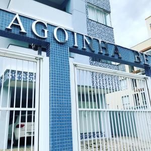 un edificio de azulejos azules con un letrero que lee acrópolis en Lagoinha Beach Residencial, en Bombinhas