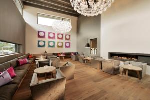 Ein Sitzbereich in der Unterkunft Dolomitengolf Suites