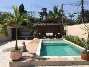 A piscina localizada em Flats de Sumatra ou nos arredores