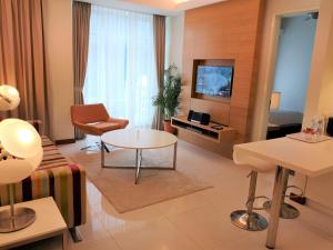 - un salon avec un canapé et une table dans l'établissement Cormar Suites, à Kuala Lumpur
