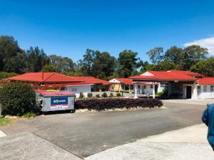 una fila de casas con techos rojos y una calle en Central Coast Motel, en Wyong