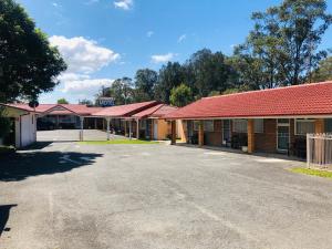 an empty parking lot in front of a motel at Central Coast Motel in Wyong