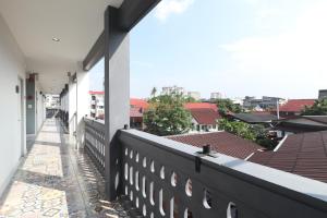 einen Blick vom Balkon eines Gebäudes in der Unterkunft The Guest Chang Moi Hotel in Chiang Mai