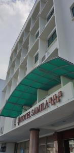 un bâtiment avec un hôtel santa ana dans l'établissement Hotel Samila, à Alor Setar