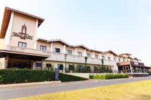 un grand bâtiment avec une rue en face dans l'établissement Hotel Residence Jaguary, à Jaguariúna