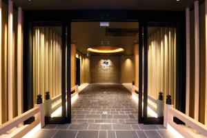 un pasillo de un edificio con en Watermark Hotel Kyoto HIS Hotel Group en Kioto