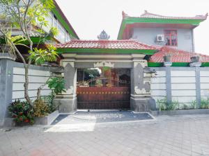 a gate to a house with a fence at OYO 4003 Ceria Guesthouse Seminyak in Seminyak