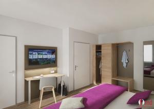 Aparthotel AVANGARD Living في فورشهايم: غرفة نوم مع مكتب وطاولة مع سجادة أرجوانية